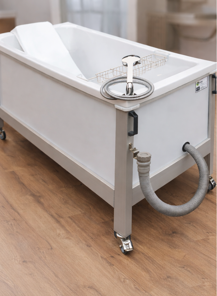 Carolin in ihrer mobilen Badewanne